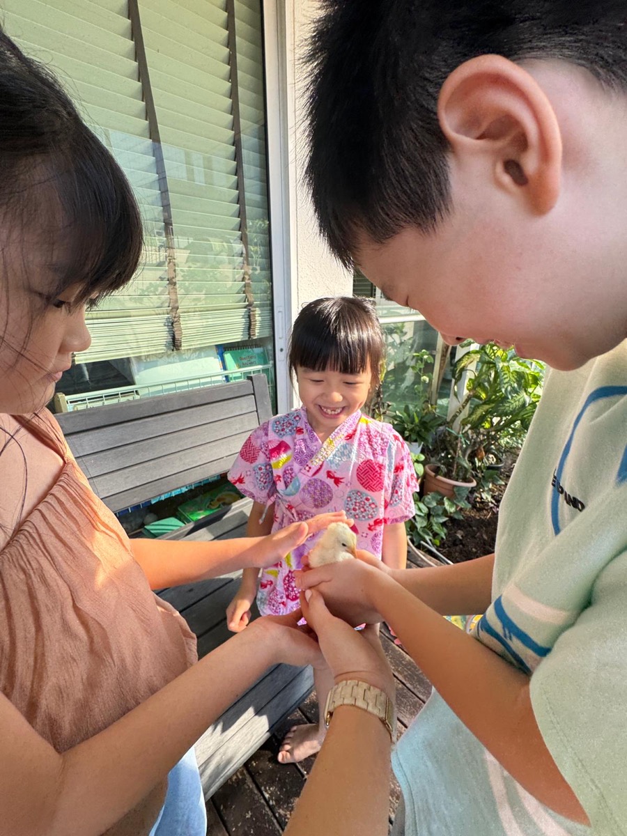 Children enjoying a Chinese culture activity at Haoxue camp